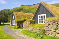 газон на крыше традиционного исландского дома